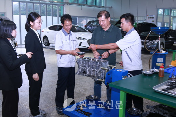삼동백천기술학교 교사들이 한국의 자동차 기술을 배우기 위한 교육 연수에 참여했다.