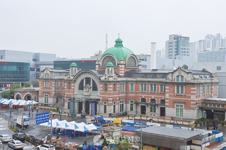 서울역 구 역사의 시계는 100년 중 3개월만 빼고 매일 돌아가고 있다.