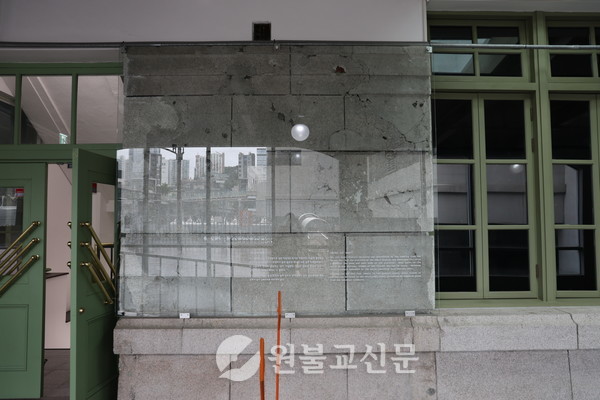 6.25 한국전쟁 시 총탄의 상흔이 구 서울역 뒤쪽 복도에 그대로 남아있다.