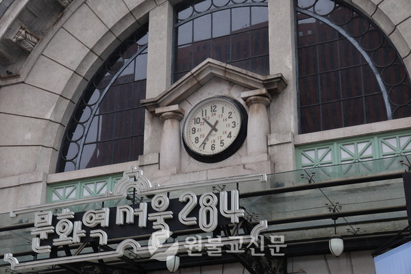 100년 역사 중 단 3개월만 빼고 매 초, 매 분, 매 시를 알리는 서울역 시계. 여전히 건재하다.