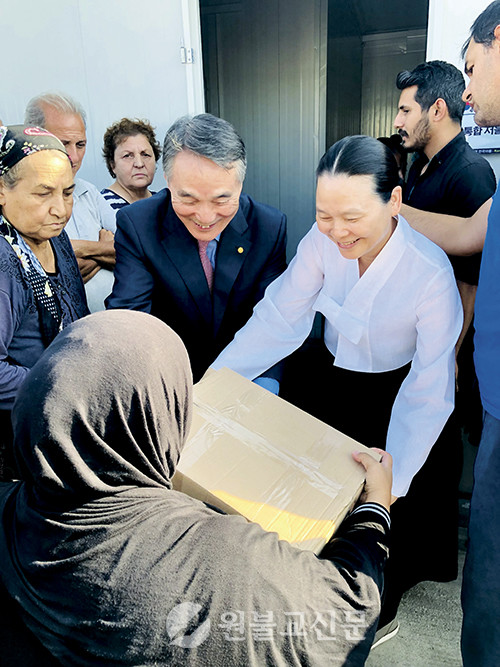 세계봉공재단이 튀르키예 현지를 찾아 지진 피해 이재민들에게 지원물품키트를 전달했다.