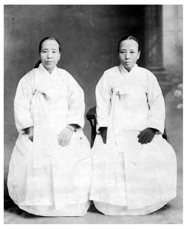 서울에서 첫 번째로 귀의한 박사시화(좌), 박공명선(우) 쌍둥이 자매