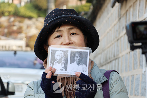 원기109년 1월 5일 서울성적지 순례에서 안내하고 있는 박 단장.