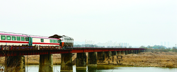 10. 폐철교 위에 폐열차 활용해 만들어진 ‘비비정 예술열차’
