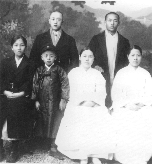 서울교당 초대 교무 송도성과 교도들, 원기11년(1926)