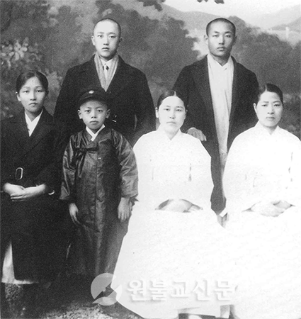 서울교당 초대 교무 송도성과 교도들, 원기11년(1926).