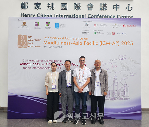 (좌로부터) 김일원·장진수 교수교무, 원선일 원무, 조덕상 교수교무